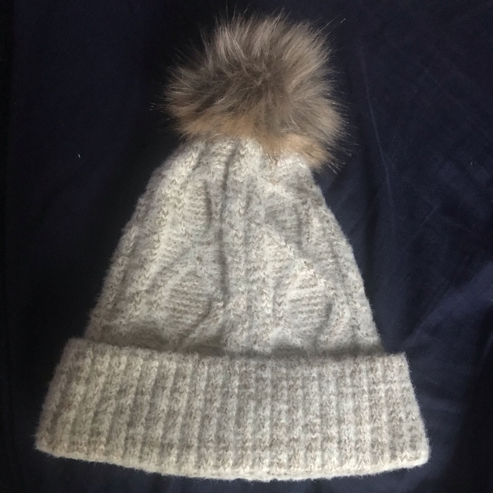 SOLD❤️🛑. Pom Pom beanie